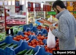 A first shopping trip in Reims for Afghan migrants from the Jungle.