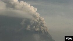 Gunung Merapi mengeluarkan abu vulkanik ke udara terlihat dari Desa Cangkringan,Yogyakarta 8 November 2010.