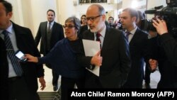 Finance Minister Rodrigo Valdes (C), leaves a press conference after presenting his resignation to Chilean President Michelle Bachelet in Santiago, Aug. 31, 2017, following disagreements over economic policy.