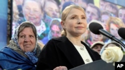 Prezidentlikka asosiy da'vogarlardan biri Yuliya Timoshenko "Batkivshina" partiyasi yig'inida so'zlamoqda, Kiyev, 29-mart, 2014-yil.