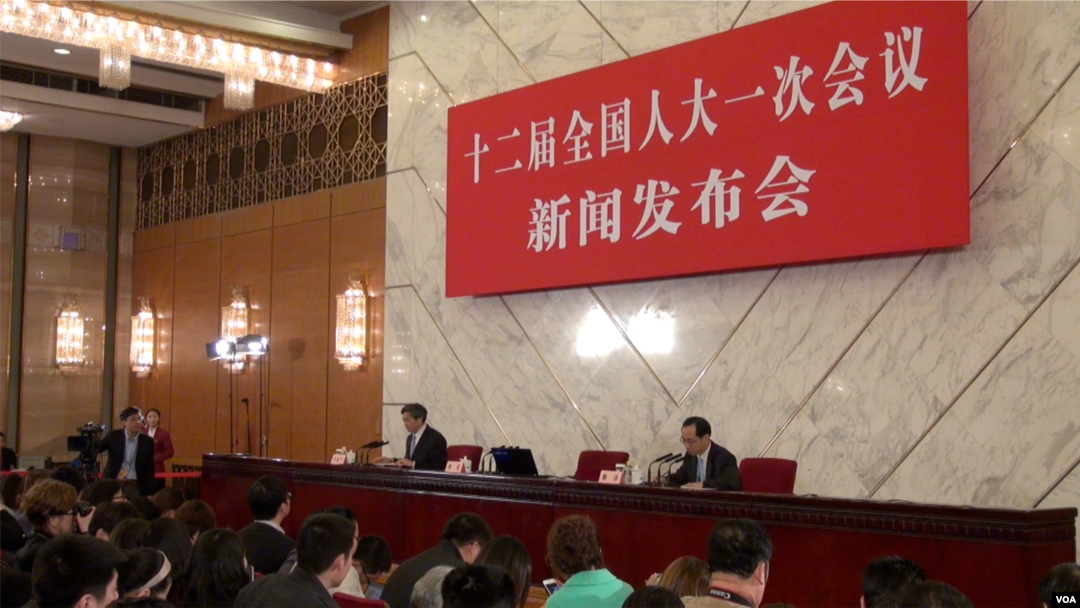在北京人民大会堂举行的中国全国人大新闻发布会(美国之音东方拍摄)
