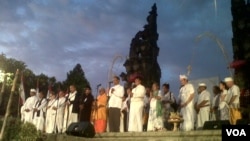 Sekitar 1.000 orang tokoh lintas agama dan kepercayaan menggelar doa bersama di depan Monumen Perjuangan Rakyat Bali Badjra Sandi Renon di Denpasar, Sabtu sore 6/10 (foto: Muliartha/VOA). 