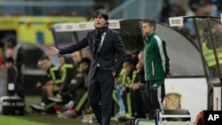 L’entraîneur allemand Joachim Löw donne des instructions à ses joueurs lors d’un match entre l’Allemagne et l’Espagne à Vig, Espagne, 18 novembre 2014.