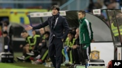 L’entraîneur allemand Joachim Löw donne des instructions à ses joueurs lors d’un match amical entre l’Allemagne et l’Espagne à Vig, Espagne, 18 novembre 2014.