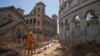 Un ouvrier travaille sur le chantier de construction d'une «arène» en béton sur le site historique du Palais de la Reine (Rova de Manjakamiadana) à Antananarivo, Madagascar, le 22 mai 2020.