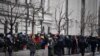 Orang-orang berkumpul di luar Mahkamah Agung Rusia menjelang pertimbangan permintaan jaksa untuk membubarkan Memorial International, kelompok hak asasi paling terkemuka di negara itu, karena diduga melanggar undang-undang kontroversial tentang "agen asing," di Moskow, 2 November 