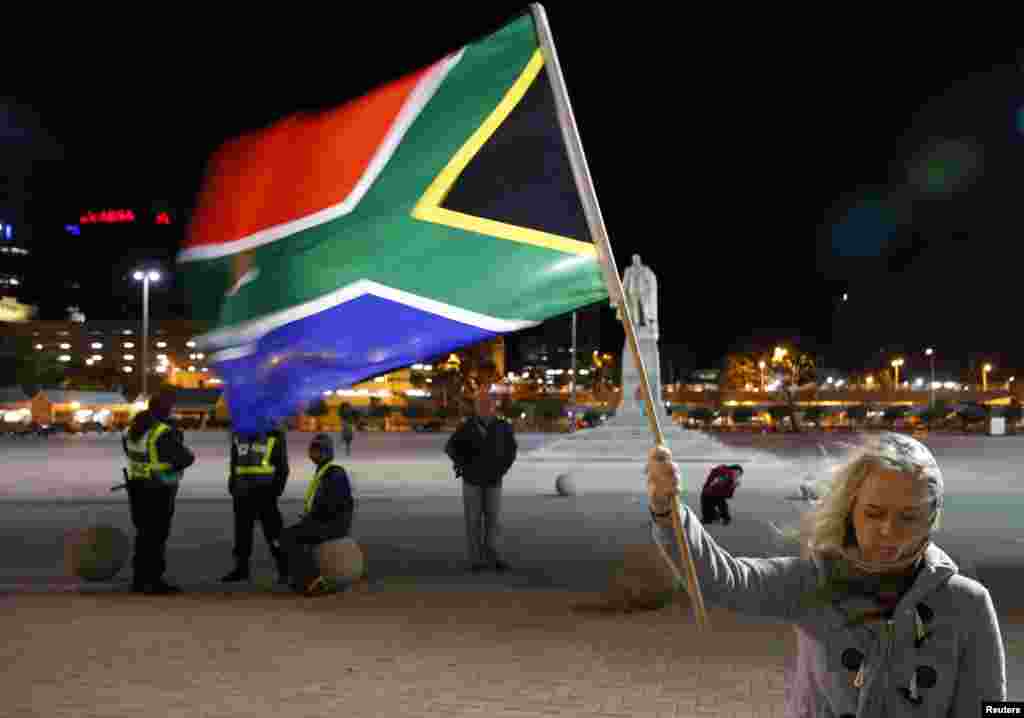 Əllərində Cənubi Afrikanın bayrağını tutmuş Keyp-Taun sakinlkəri Nelson Mandelanın xatirəsini anır - 6 dekabr, 2013 