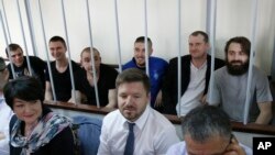 Українські моряки за ґратами у суді у Москві у червні