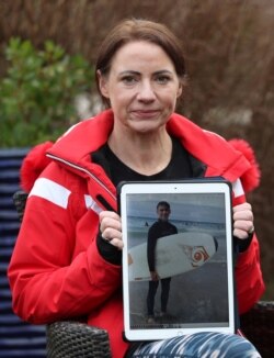 Sally Flavill, menunjukkan foto keponakannya Joseph Flavill, yang terbangun dari koma, dalam wawancara dengan Reuters di Nottingham, Inggris, 5 Februari 2021.