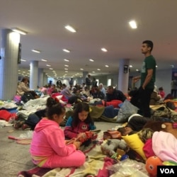 Most refugees have left Budapest's Keleti station but 100s who missed buses to Austrian border remain. (Luis Ramirez/VOA)