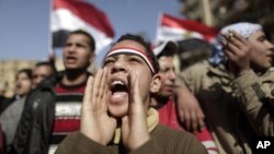 Seorang anak muda Mesir meneriakkan slogan-slogan dalam demonstrasi di Lapangan Tahrir, Kairo. (Foto: Dok)