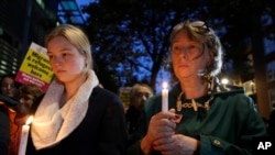 مردم برای ۳۹ قربانی که اجسادشان در یک کامیون کشف شد شمع روشن کردند