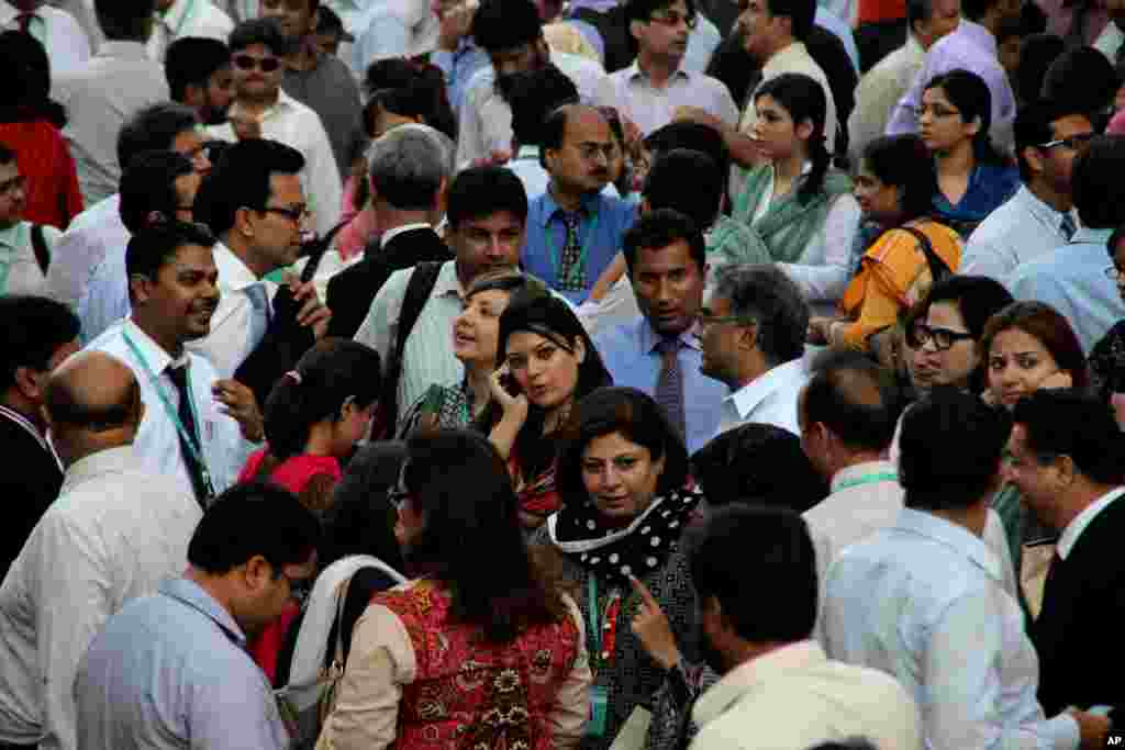 People rush out of their offices after they felt a major earthquake that struck Baluchistan province in southwest Pakistan, 693 Kilometers from Karachi, Pakistan, Sept. 24, 2013. 