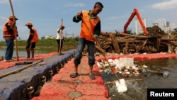 Para petugas membersihkan sungai yang tercemar oleh sampah plastik dan styrofoam (foto: ilustrasi). 