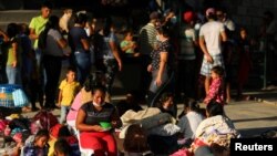 Migrantes venezolanos son vistos dentro de un coliseo donde se instaló un campamento temporal en Arauquita, Colombia, luego de huir de su país debido a operaciones militares, según la agencia colombiana de migración, el 27 de marzo de 2021. 