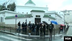 Muslims gathers outside a Paris mosque following the November 2015 terrorist attacks. (Lisa Bryant/VOA)