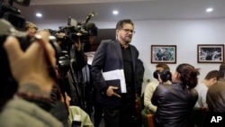 Iván Márquez, exlíder de las Fuerzas Armadas Revolucionarias de Colombia, FARC, llega a una conferencia de prensa en Bogotá, Colombia, el martes 10 de abril de 2018.