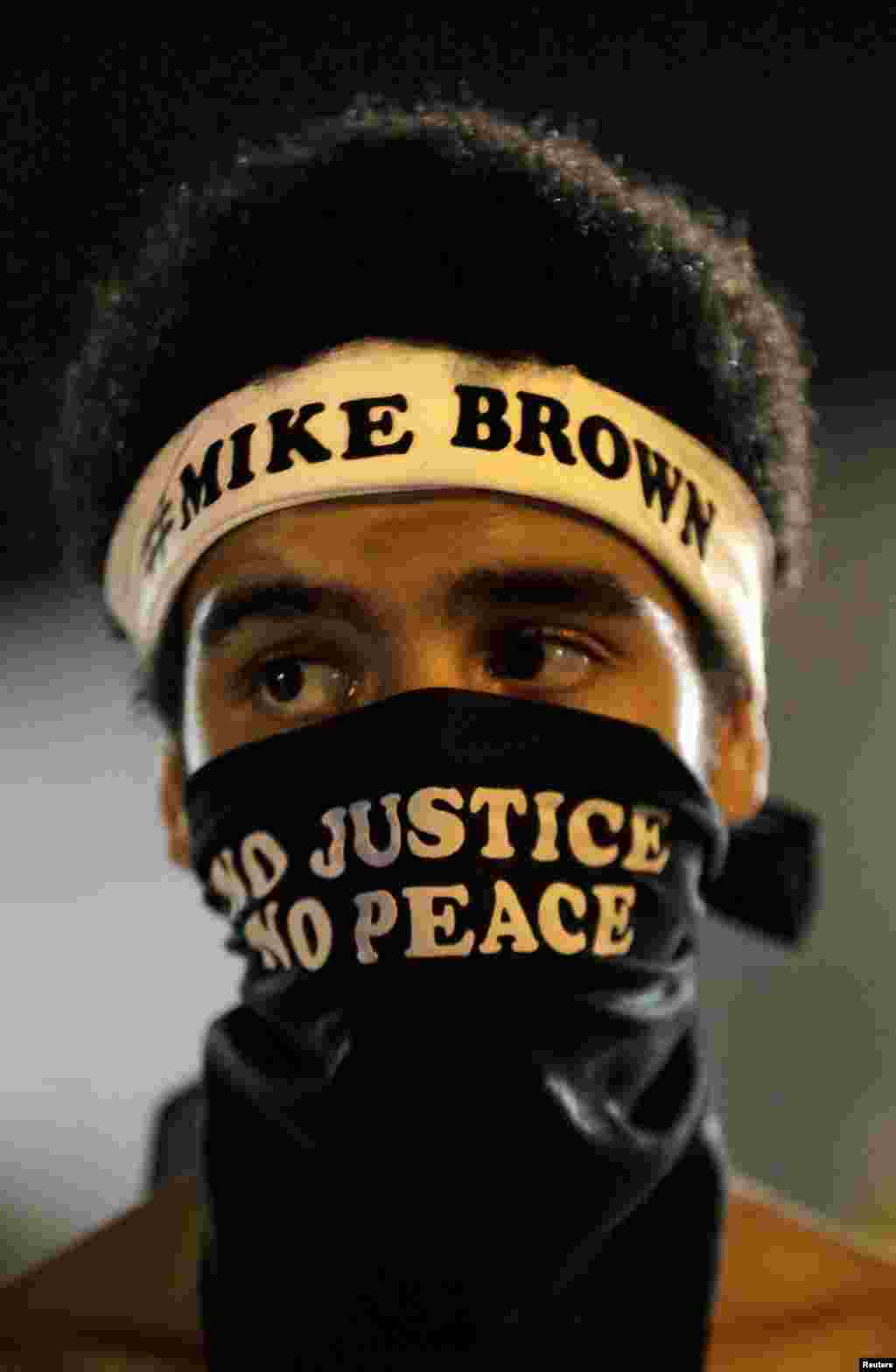 Quentin Baker dari Crystal City, Missouri berpartisipasi dalam unjuk rasa di Ferguson, Missouri (20/8). (AP/Charlie Riedel)