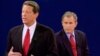 资料照片:民主党总统候选人、副总统戈尔与共和党总统候选人、德克萨斯州长小布什进行电视辩论。(2000年10月17日)