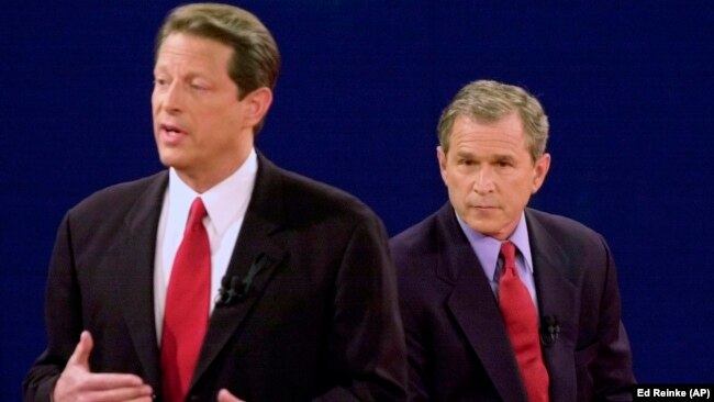 资料照片:民主党总统候选人、副总统戈尔与共和党总统候选人、德克萨斯州长小布什进行电视辩论。(2000年10月17日)