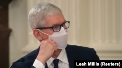 Керівник Apple Inc Тім Кук під час зустрічі бізнесу з президентом США Джо Байденом, 25 серпня 2021 року