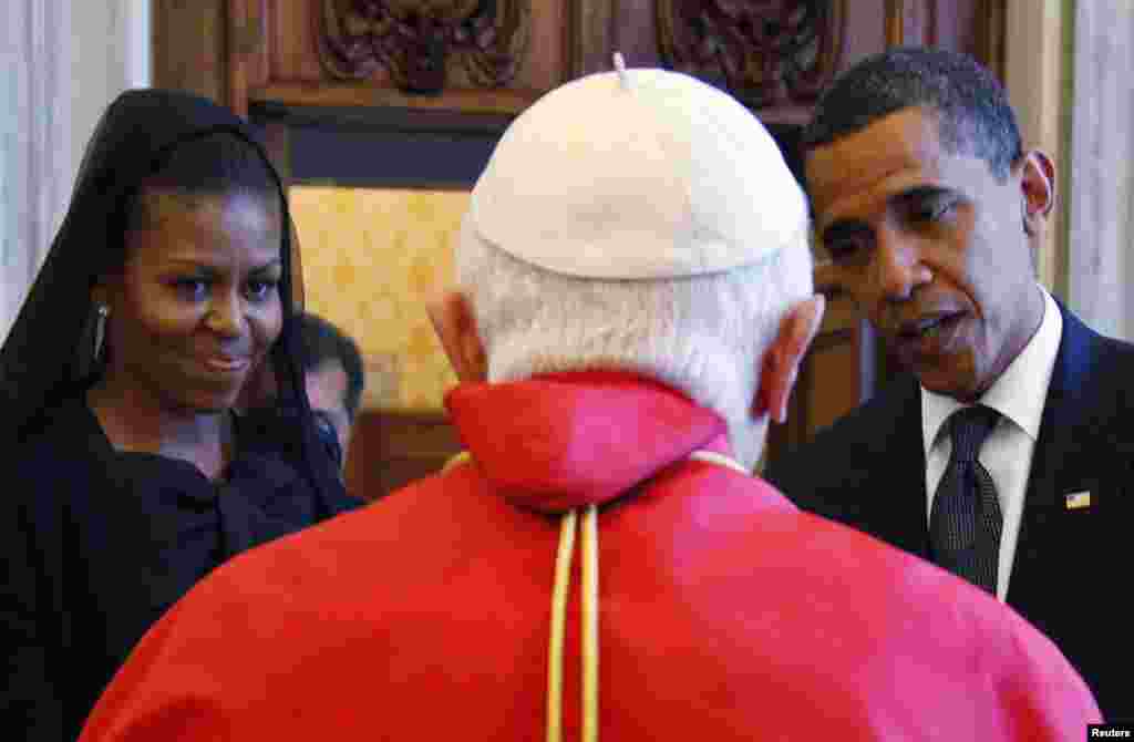 美国总统奥巴马和夫人米歇尔.奥巴马2009年7月10日在梵蒂冈会见教宗本笃16世。