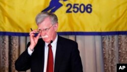 Cố vấn An ninh Quốc gia Hoa Kỳ John Bolton trình bày chính sách mời của chính quyền đối với Cuba trước một nhóm người Cuba lưu vong, ngày 17 tháng 4, 2019, ở Coral Gables, bang Florida.