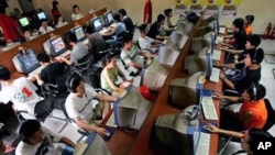 Chinese youth use computers at an Internet cafe in Beijing (File Photo)