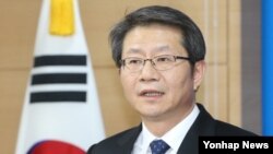 류길재 한국 통일부 장관이 1일 정부서울청사에서 북한 김정은 국방위원회 제1위원장의 신년사와 관련해 정부 입장을 밝히고 있다.