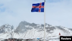 Le drapeau national islandais dans la ville de Vik, Islande, le 22 avril 2010.