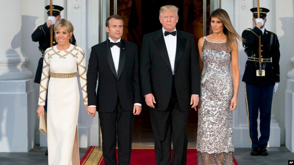 Rais Donald Trump na mkewe Melania akiwa na mgeni wake Rais wa Ufaransa Emmanuel Macron na mkewe Brigitte wakati walipowasili White House kuhudhuria chakula cha usiku kilichoandaliwa kwa heshima yao Jumanne, Aprili 24, 2018.