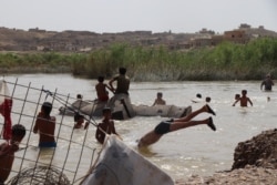 Anak-anak berenang di sungai di Hassan Sham, Kurdistan, Irak utara (foto: ilustrasi).