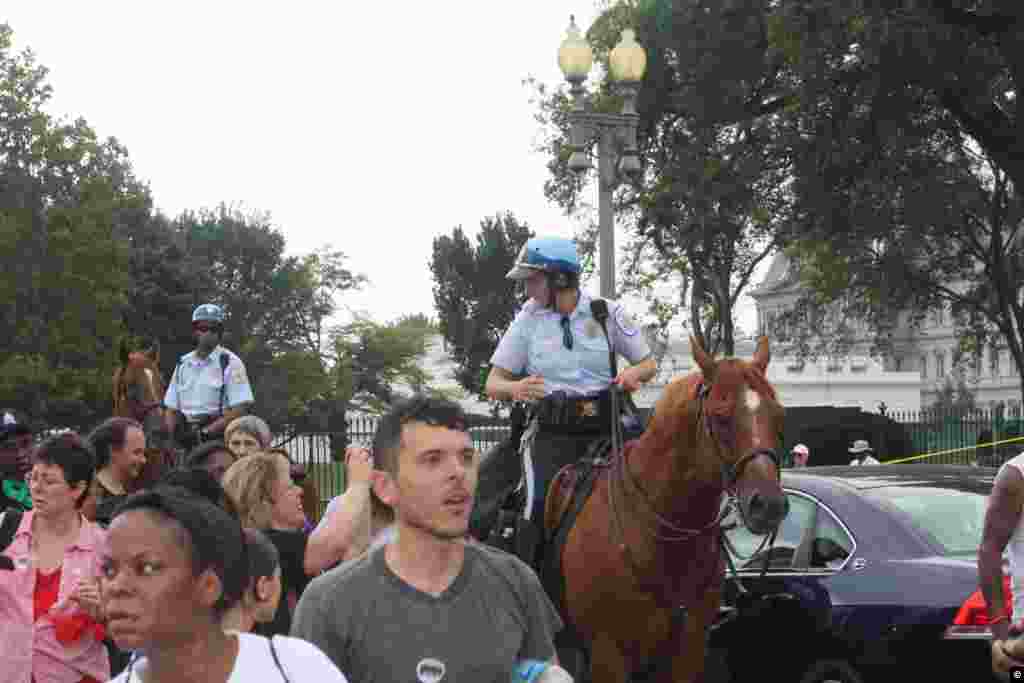 Trece de los activistas se negaron a moverse, y resultaron detenidos. (FOTO: Juan Moreno).