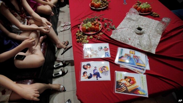 Un grupo de trabajadores sexuales en Vietnam recibe una clase sobre protección en las relaciones sexuales de una organización de ayuda contra el VIH-SIDA en Ho Chi Minh City. Foto AP/David Guttenfelder.