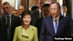 미국을 방문 중인 박근혜 대통령(왼쪽)이 6일 오전 유엔본부를 방문해 반기문 사무총장을 접견하고 있다. 
