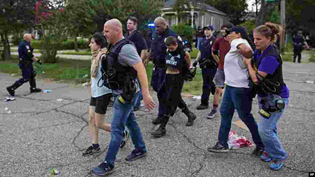 Des manifestants interpellés par la police dans un quartier résidentiel à Baton Rouge, 10 juillet 2016.