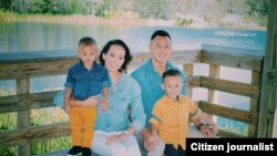 ທ້າວ ອອນເດຣ ແລະ ພັນລະນາຍານາງ ເຈມີ ສຸກຄຳທັດ, ລູກຊາຍທ້າວ ພາກເກີ (ຊ້າຍ) ແລະ ທ້າວ ເບັນສັນ..