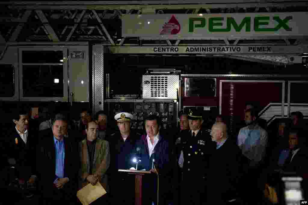 Menteri Dalam Negeri Meksiko, Miguel Angel Osorio Chong (tengah) menyampaikan keterangan pers di kantor pusat perusahaan minyak negara PEMEX pasca ledakan yang mengguncang gedung kantor tersebut, 31 Januari 2013.