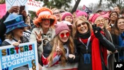 Gloria Steinem (kanan tengah), menyambut pengunjuk rasa yang berjubel pada barikade sebelum berbicara di Women's March (Pawai Perempuan) di Washington pada hari pertama kepresidenan Donald Trump, Sabtu, 21 Januari, 2017 di Washington. (AP Photo / John Minchillo)