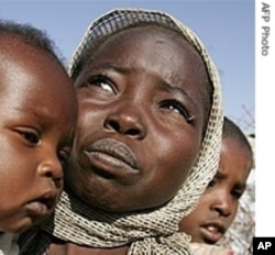 Darfur woman refugee with children