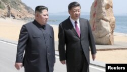 Pemimpin Korea Utara Kim Jong Un (kiri) mengadakan pembicaraan dengan Presiden China Xi Jinping di Dalian, China timur-laut, 8 Mei lalu. 