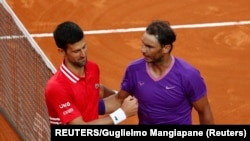 Novak Đoković i Rafael Nadal nakon finalnog meča na turniru u Rimu (Foto: REUTERS/Guglielmo Mangiapane)