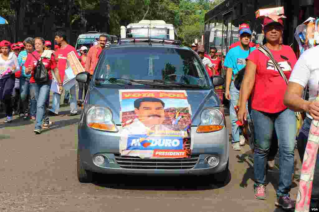 A vehicle with the image of Vice President Nicolas Maduro.