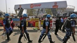 Agentes de seguridad indios llegan a la entrada del estadio Sardar Patel antes de la visita del presidente estadounidense Donald Trump en Ahmedabad, India, el domingo 23 de febrero de 2020. Trump visita la ciudad de Gujarat durante un viaje de dos días a India.