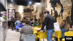 “保护伞”的餐厅4月19日于台北开张，由流亡港人经营，台湾人透过消费，支持香港民主运动。（美国之音黄丽玲摄）