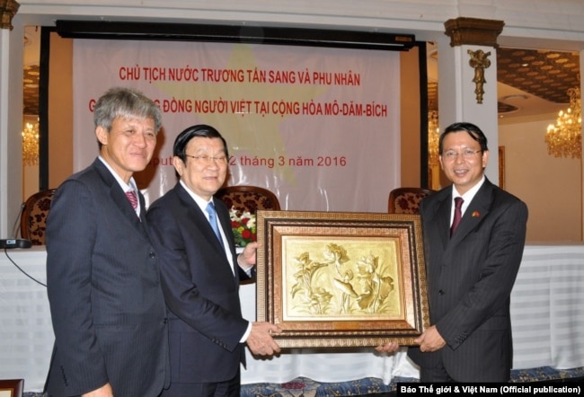 Đại sứ Việt Nam tại Mozambique Nguyễn Văn Trung (phải) nhận quà từ Chủ tịch nước Việt Nam Trương Tấn Sang khi ông đến thăm Mozambique, ngày 12 tháng 3, 2016. (Hình: Báo Thế giới & Việt Nam)