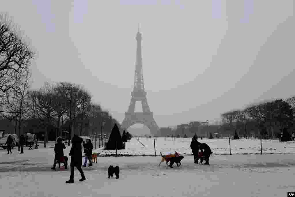بسته شدن برج ایفل به دلیل بارش شدید برف در پاریس &nbsp;