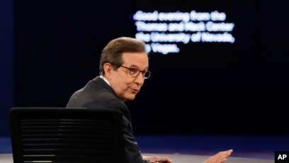 Moderator Chris Wallace of FOX News looks at the audience and asks them for silence before the third presidential debate at UNLV in Las Vegas, Oct. 19, 2016.