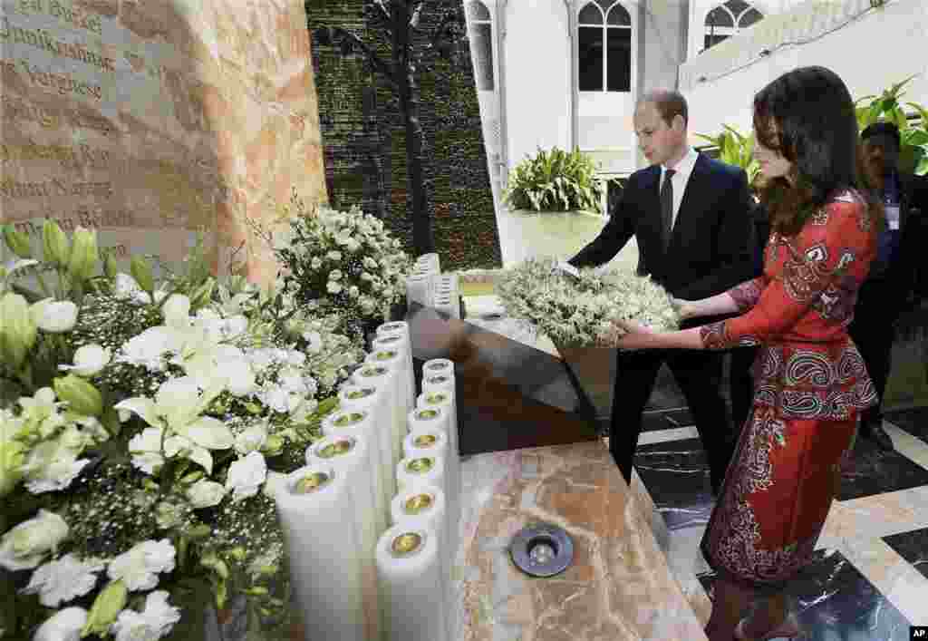 شہزادہ ولیم اور شہزادی کیٹ نے پہلی جنگ عظیم کی جنگی یادگار بھارت گیٹ پر پھولوں کی چادر چڑھائی۔