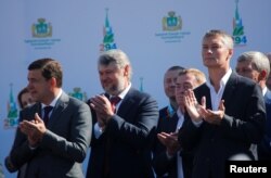 FILE - Governor of Russia's Sverdlovsk region Yevgeny Kuivashev (L) and then-mayor of Yekaterinburg Yevgeny Roizman (R) attend the opening ceremony of City Day celebrations, in Yekaterinburg, Russia, Aug. 19, 2017.